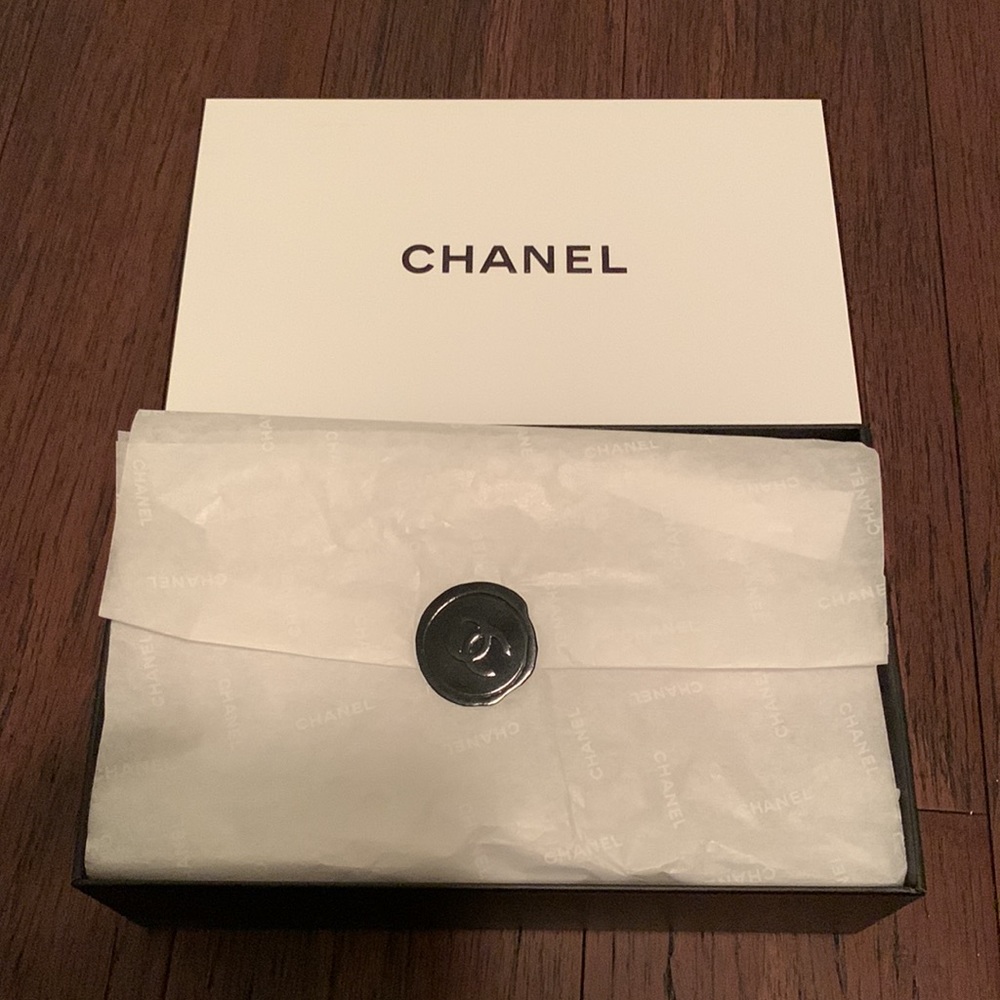 Chanel Gift Box - Picture 2 of 4